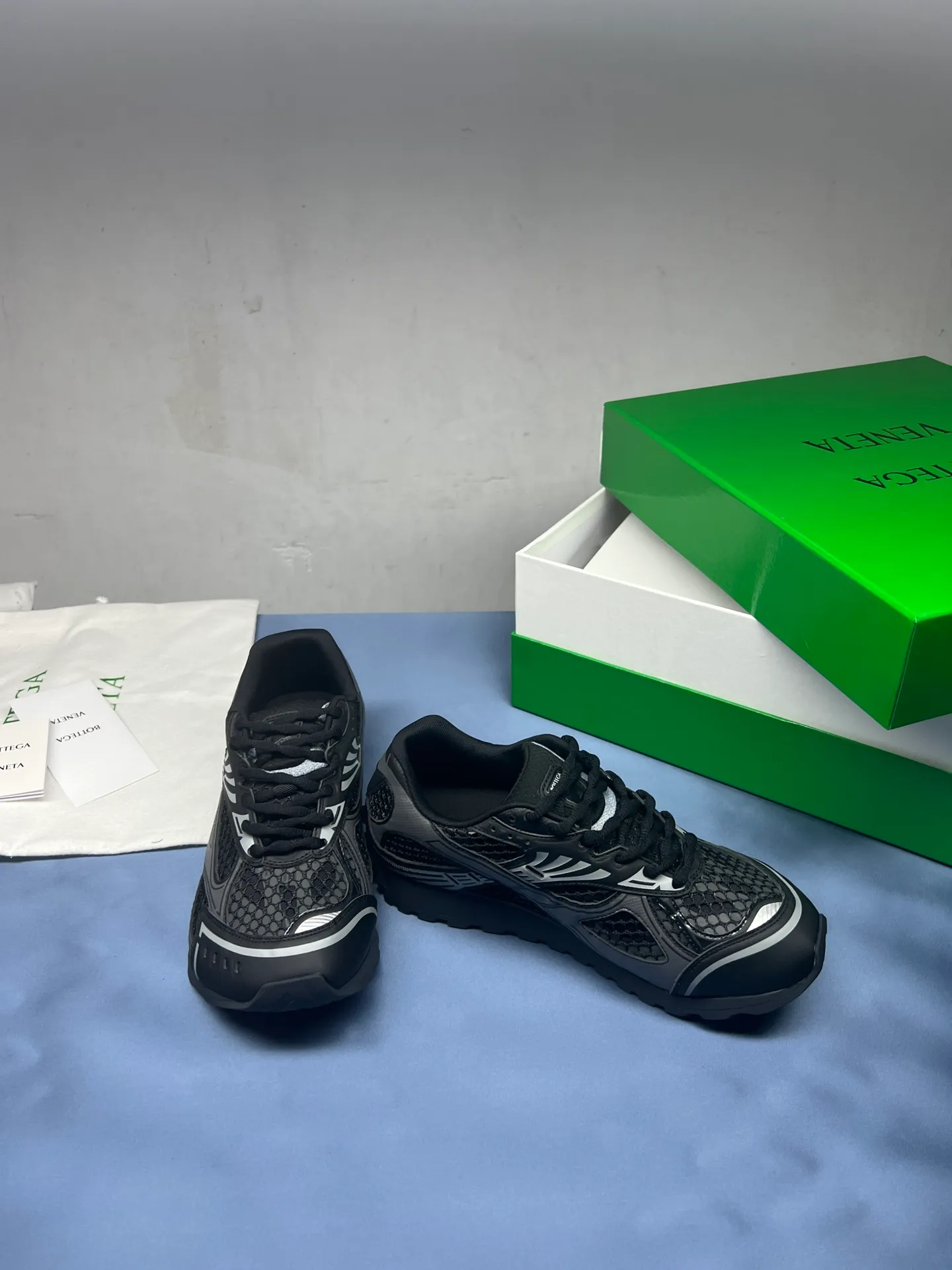 👟👟Ex-factory price 600👟👟 Men's size +10 Real photos 🔥🔥BV Orbit sneakers Wang Yibo's same style couple's dad shoes Runner sneakers, made of lightweight technical mesh fabric. Matched with geometric pattern designed rubber outsole, Wang Zha series high version. Look for the package technology. It is actually a lot taller, but the legs are still slim. Very nice, playable and durable. Matched to the standard💯 Package shoe technology. Look for the high version. The outsole is made of color-blocked TPU outsole. Women's model 35 36 37 38 39 40 41 42 (40 41 42 43 44 45 customized) (Customer logo can be accepted without refund or exchange at a favorable price) Equipped with original packaging